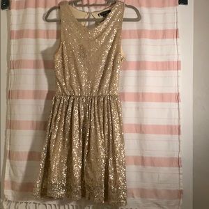 Gold dress, gives off old t-swift vibes🥂🥂🥂